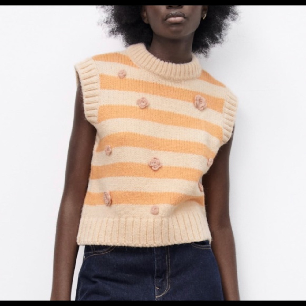 ZARA KNIT VEST WITH EMBROIDERED FLOWERS S